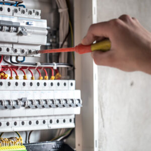 Eksploatacja i dozór urządzeń i instalacji elektroenergetycznych do 1kV i bez ograniczenia napięcia (upr. D1 E1)